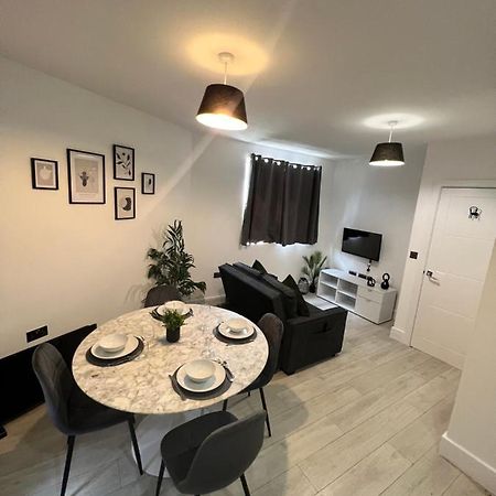 2 Bedroom Flat Londen Buitenkant foto