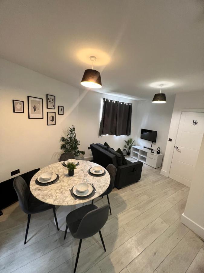 2 Bedroom Flat Londen Buitenkant foto
