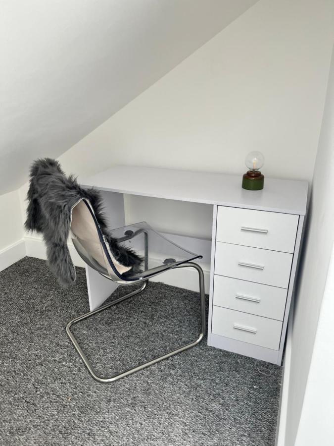 2 Bedroom Flat Londen Buitenkant foto