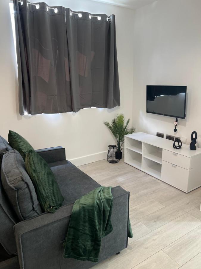 2 Bedroom Flat Londen Buitenkant foto